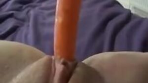 img_2026_girl-have-fun-with-a-carrot.jpg